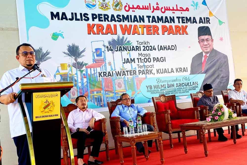 Hilmi (kiri) semasa menyampaikan ucapan perasmian di Majlis Perasmian Taman Tema Air, Krai Water Park, Kuala Krai pada Ahad.