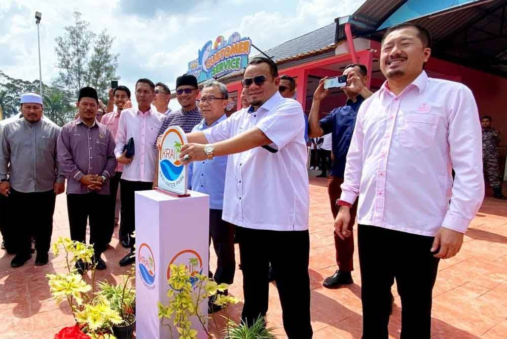 Hilmi (dua dari kanan) merasmikan Krai Water Park pada Ahad.