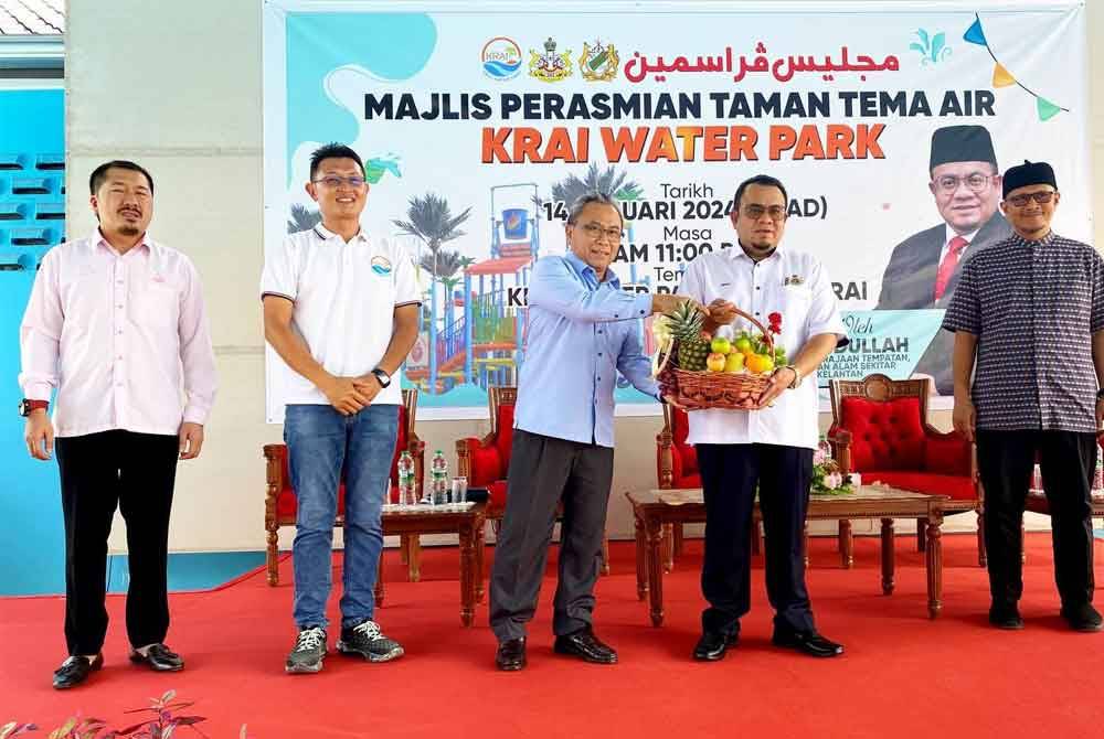 Hilmi (dua dari kanan) semasa merasmikan Majlis Perasmian Taman Tema Air, Krai Water Park di Kuala Krai pada Ahad.
