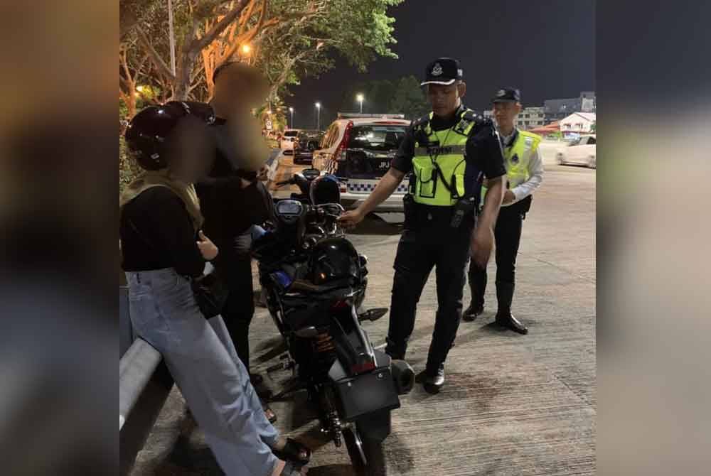 Antara penunggang motosikal yang diperiksa dalam Ops Lejang Mega di empat lokasi di Pulau Pinang. Foto JPJ Pulau Pinang