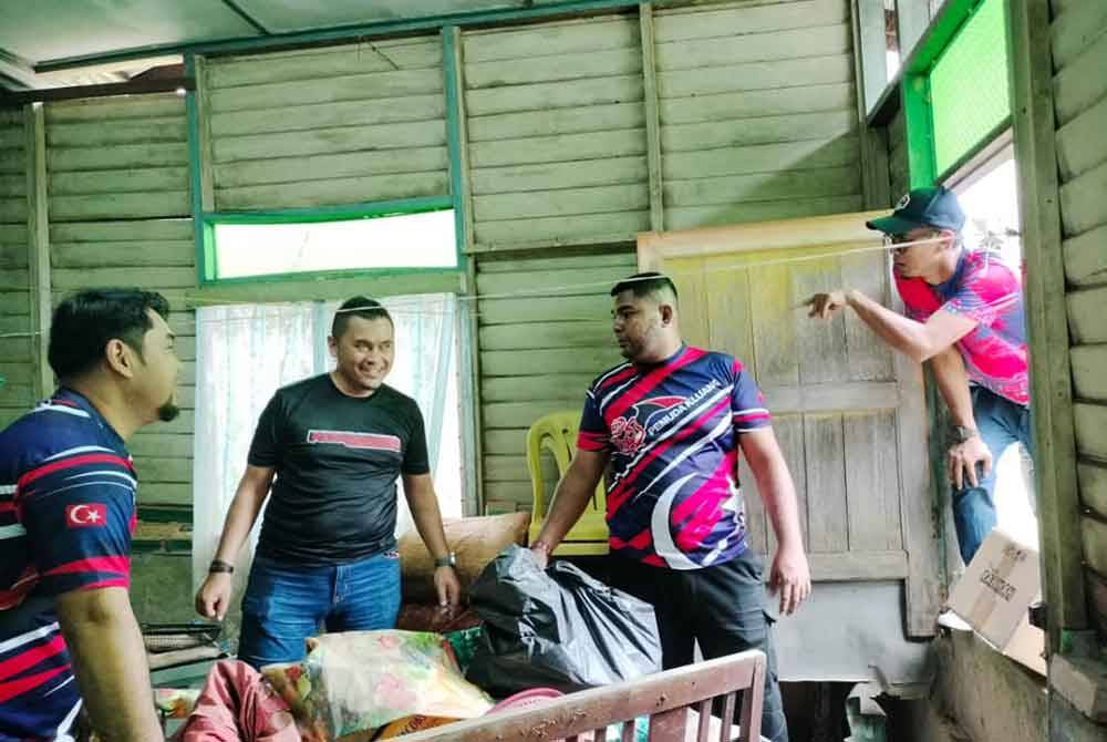 Kerja-kerja pembersihan rumah salah seorang mangsa banjir di Kampung Paya, Kluang dilakukan ahli Pemuda UMNO ketika Misi Bantuan Banjir Pemuda UMNO pada Sabtu.