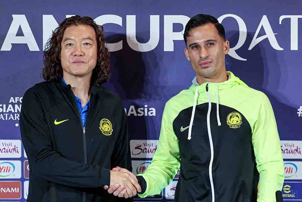 Pan-gon bersama Kapten Harimau Malaya, Matthew Davies pada sidang media pra perlawanan kumpulan E antara Malaysia menentang Jordan sempena Piala Asia 2023 di Pusat Media Utama pada Ahad. Foto Bernama