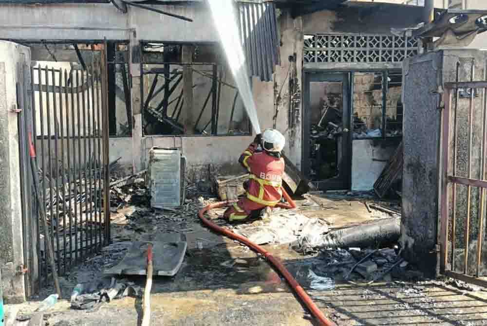 Tiga buah rumah di Taman Jujur, Sikamat musnah dalam kejadian kebakaran pada Ahad. - Foto: Bomba Negeri Sembilan