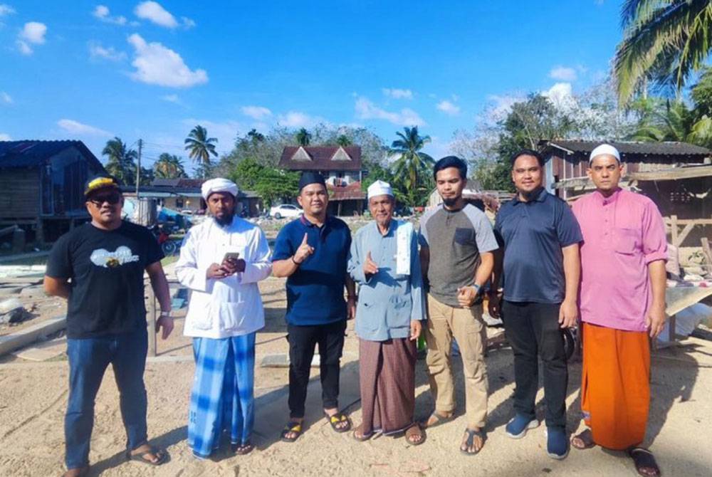Rombongan dari Kelantan bergambar di lokasi yang terjejas banjir di Thailand.