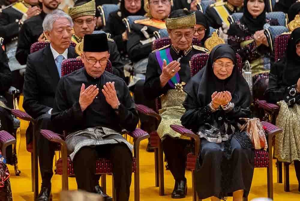 Anwar dan Wan Azizah mendoakan semoga perkahwinan Putera Abdul Mateen dan Dayang Anisha diberkati serta dirahmati ALLAH. Foto FB Anwar Ibrahim