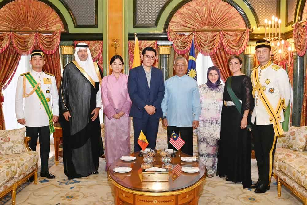 Seri Paduka Baginda berdua turut berkenan menerima menghadap YAM Puteri Noor Asem (dua dari kanan) dari Jordan dan suami, Tuan Yang Terutama Amr Fareed Zaidan (dua dari kiri). Foto Facebook Istana Negara