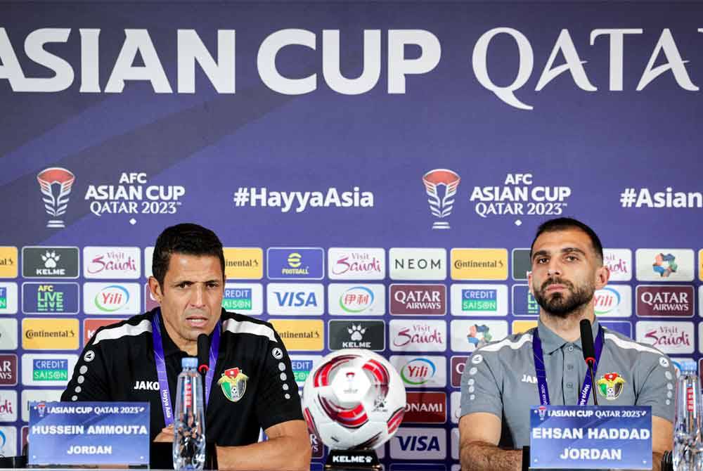 Hussein (kiri) dan Ehsan ketika sidang media pra-perlawanan Kumpulan E antara Malaysia menentang Jordan sempena Piala Asia 2023 di Pusat Media Utama pada Ahad. Foto Bernama