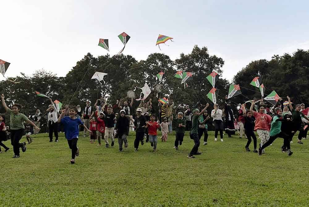 Peserta cilik berlari dan menerbangkan layang-layang ke udara ketika menyertai aktiviti 'Fly Kite for Gaza' sempena Hari Layang-Layang Sedunia dan sebagai solidariti kepada rakyat Palestine anjuran Yayasan Farrash. Foto Bernama