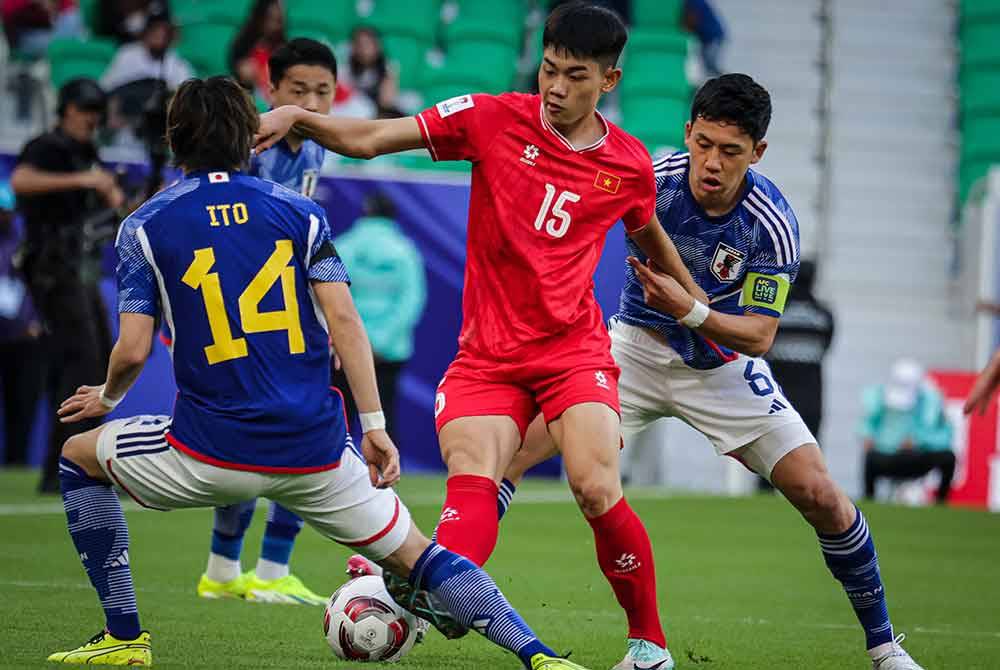 Pemain Vietnam, Nguyen Dinh Bac diasak pemain Jepun pada perlawanan di antara Jepun menentang Vietnam peringkat Kumpulan D sempena Piala Asia 2023 di Stadium Al Thumama. Foto Bernama
