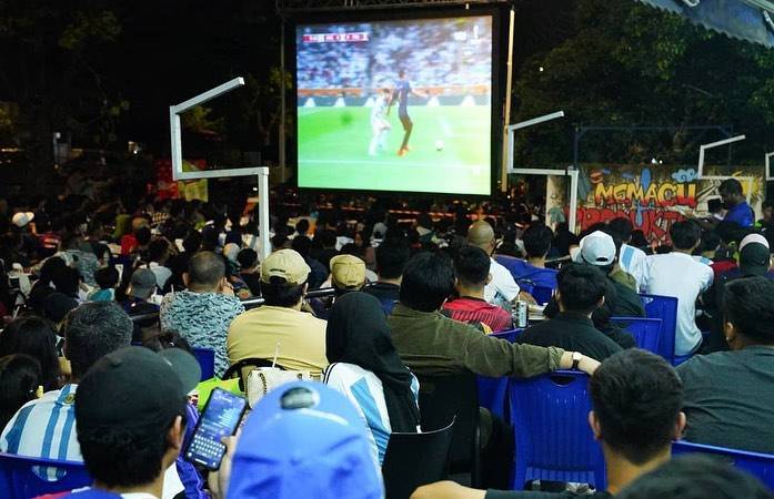Restoran Hakim Seksyen 7, Shah Alam jadi pilihan anak muda bagi menyaksikan perlawanan akhir Piala Dunia FIFA Qatar 2022 antara Argentina menentang France, Disember lalu.