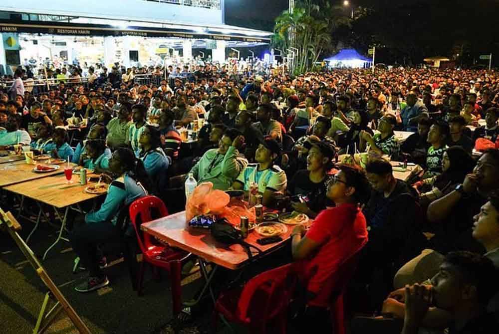 Restoran Hakim Seksyen 7, Shah Alam jadi pilihan anak muda bagi menyaksikan perlawanan akhir Piala Dunia FIFA Qatar 2022.