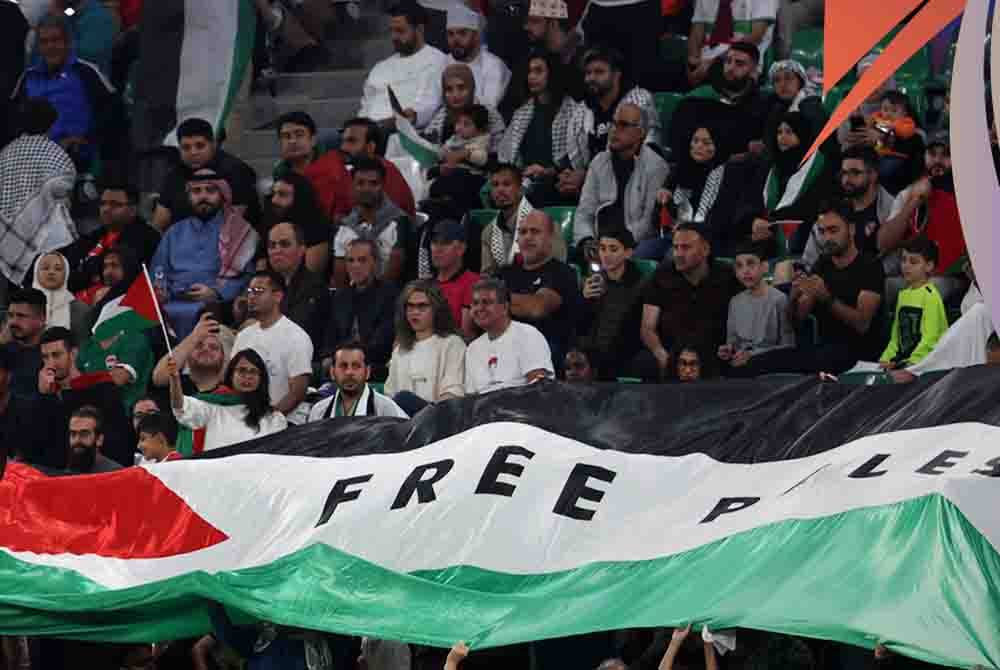 Kibaran sepanduk Bebaskan Palestin semasa perlawanan Kumpulan C, Iran menentang Palestin awal pagi Isnin. Foto AFC Asian Cup Qatar 2023