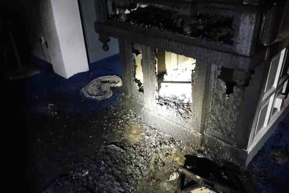 Kesan terbakar di dalam Masjid Kampung Parit Simis, Sri Medan. - Foto ihsan bomba