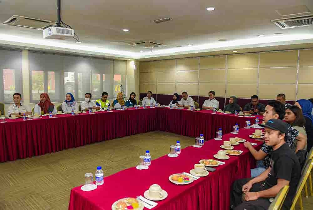 Delegasi Sinar Harian bersama staf Northport menyaksikan montaj mengenai sejarah syarikat pelabuhan tersebut