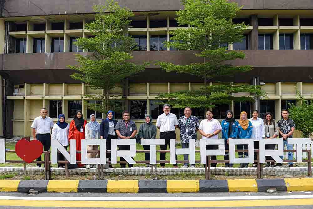 Azman Shah (tengah) bergambar bersama delegasi Sinar Harian dan staf Northport pada Jumaat