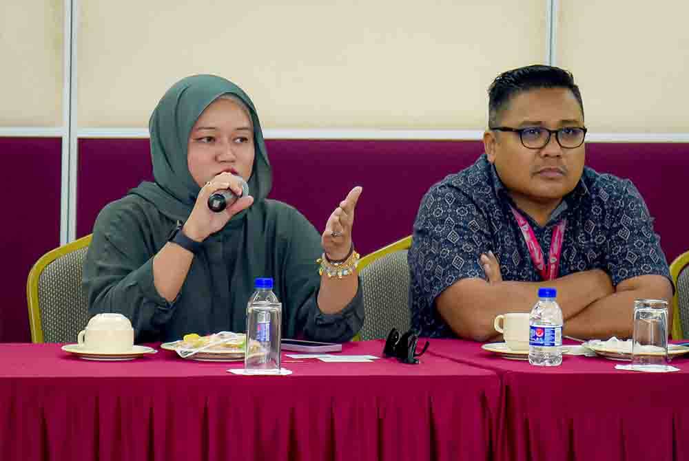 Farah (kiri) ketika bertanya soalan dalam pertemuan sempena kunjungan hormat daripada delegasi Sinar Karangkraf pada Jumaat.