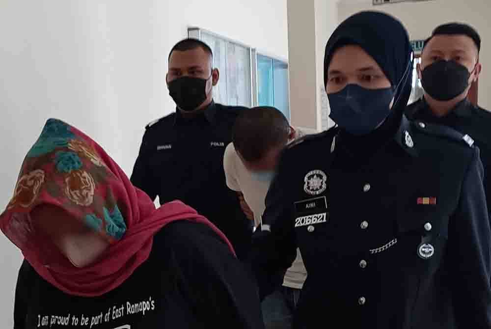 Pasangan tersebut dibawa anggota polis selepas dijatuhi hukuman di Mahkamah Sesyen Klang, pada Isnin.