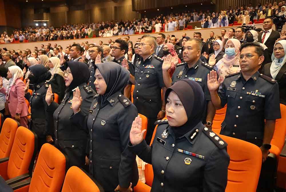 Antara penjawat awam yang hadir di Majlis Amanat Tahun Baharu 2024 Bersama Menteri Besar Selangor di Auditorium Dewan Jubli Perak Bangunan Sultan Abdul Aziz, Shah Alam pada Isnin.