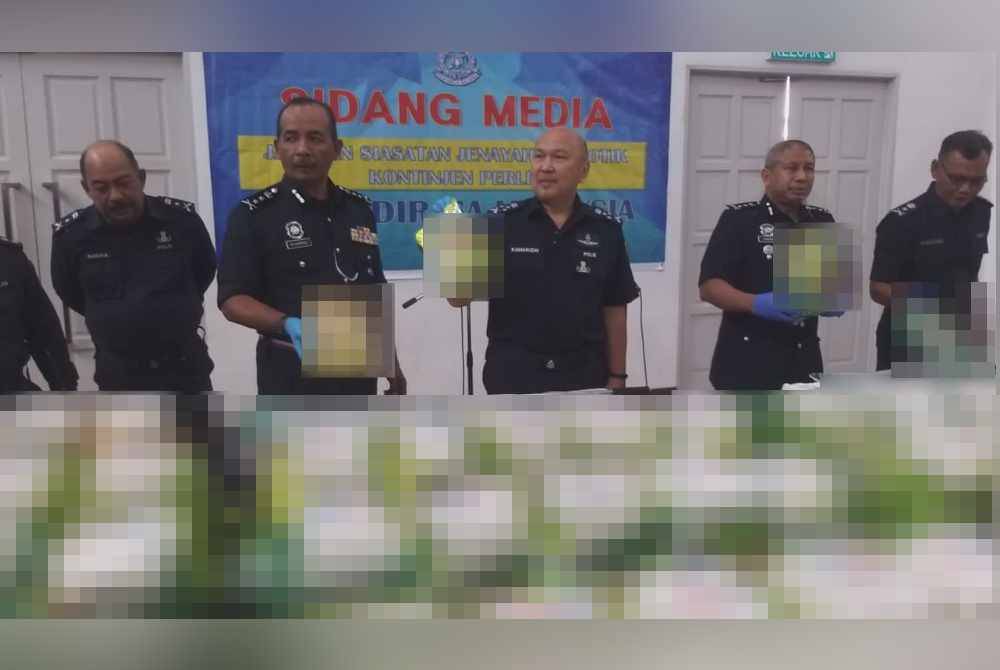Kamarudin (tengah) pada sidang akhbar pada Isnin berhubung kejayaan merampas syabu bernilai RM19 juta di hutan simpan di Padang Besar.