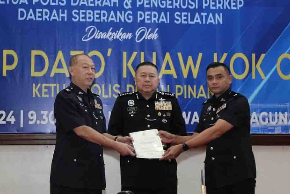 Kok Chin (tengah) menyaksikan Majlis Serah Terima Tugas Ketua Polis Daerah SPS.