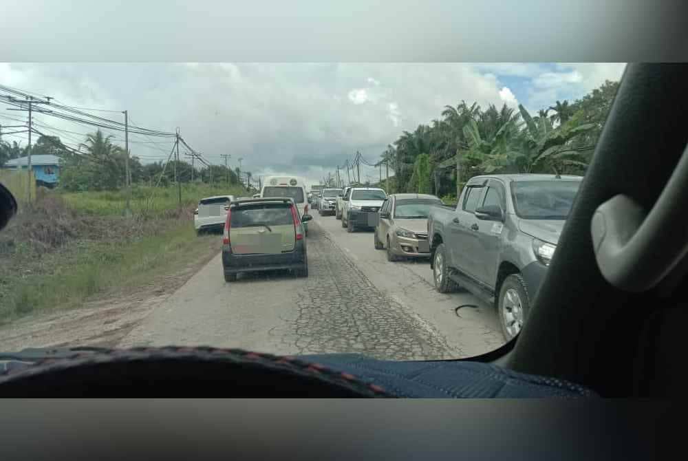 Pelancong terkandas selama lebih dua jam di kawasan sebelum simpang ke Beluran disebabkan berlakunya kemalangan di kawasan tersebut.