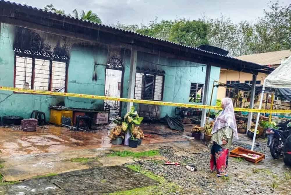 Rasiah melihat keadaan rumah yang kini musnah akibat kebakaran tersebut