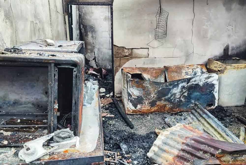 Antara peralatan perniagaan milik Nur Zaini yang musnah akibat kebakaran.