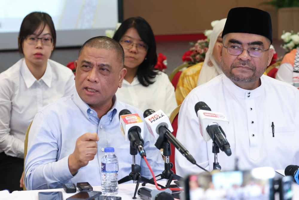 Saarani (kiri) bersama Mujahid pada sidang media Konvensyen Kerajaan Perpaduan Negeri Perak di Bangunan UMNO Perak pada Isnin.