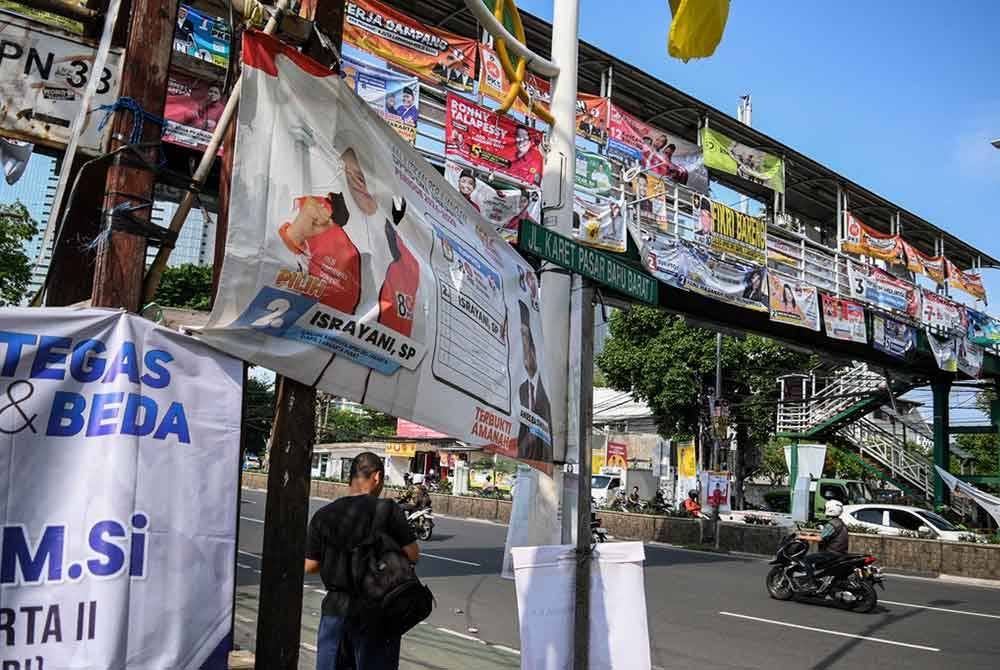 Sebuah jejantas di Jakarta Pusat meriah dengan 'perang bendera' parti yang bertanding pada Pemilu 2024. Foto Agensi