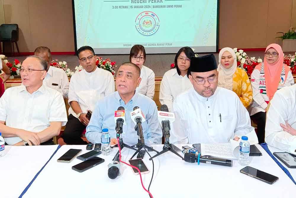 Saarani (tengah) mengadakan sidang media penganjuran Konvensyen Kerajaan Perpaduan Negeri Perak yang akan berlangsung pada 28 Januari ini.