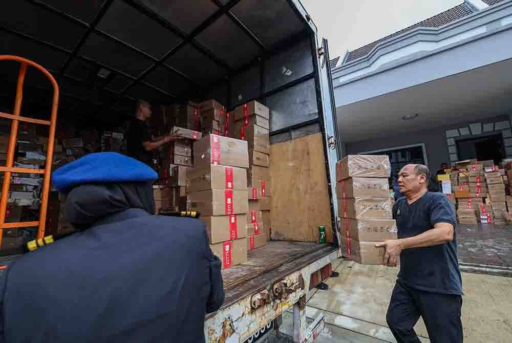 Antara pelbagai barangan berjenama tiruan yang dirampas dalam satu serbuan oleh KPDN Pulau Pinang di sebuah premis dekat Simpang Ampat. Foto Bernama