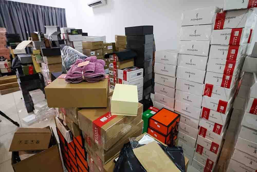 Pelbagai barangan tiruan berjenama terkenal bernilai RM70,250 dirampas. Foto Bernama