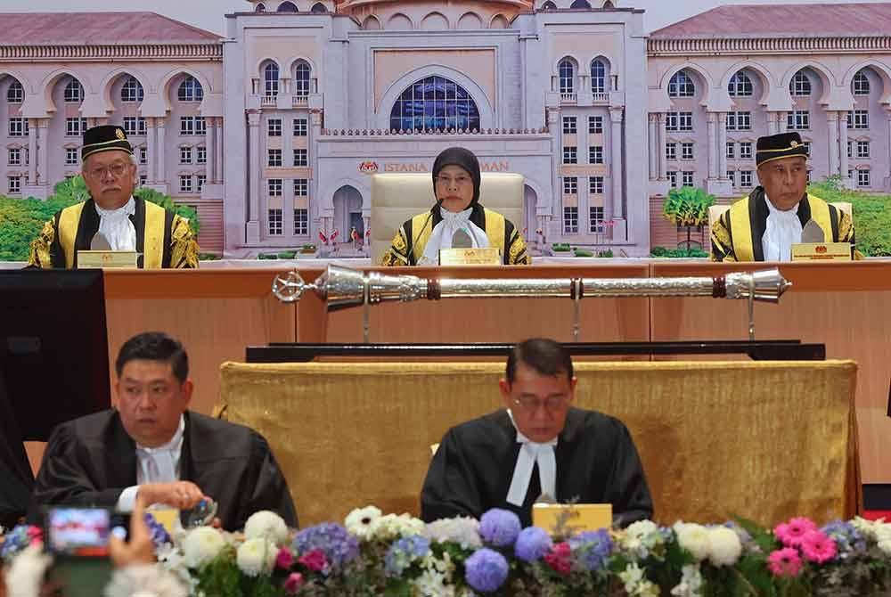 Tengku Maimun (tengah) pada Majlis Pembukaan Tahun Perundangan 2024 di Pusat Konvensyen Antarabangsa Putrajaya (PICC) pada Isnin. Foto Bernama