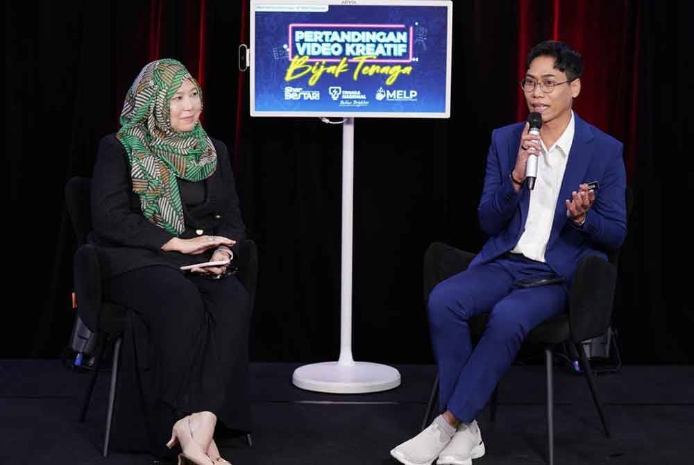 Ruslinda (kiri) ditemu ramah Editor Eksekutif Gaya Hidup Sinar Harian, Meen Tahrin ketika Majlis Penyampaian Hadiah Pertandingan video kreatif ‘Bijak Tenaga’ TNB-Sinar Bestari di Kompleks Karangkraf, Shah Alam pada Isnin.