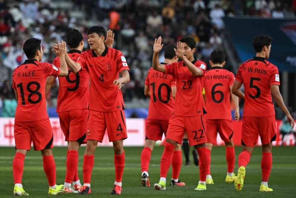 Dari kiri, Kang-in meraikan jaringan bersama pemain Korea Selatan lain ketika menentang Bahrain dalam aksi Kumpulan E Piala Asia Qatar 2023 di Doha, pada Isnin. Foto AFP