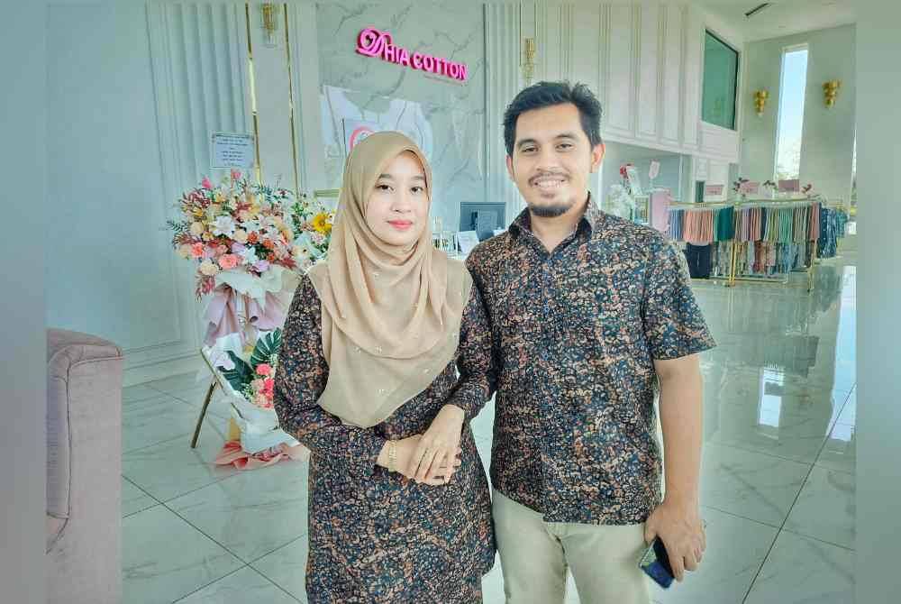 Bermula di pasar malam, Mohd Hidayat dan isterinya, Siti Murni kini mempunyai sebanyak 22 cawangan Dhia Cotton.