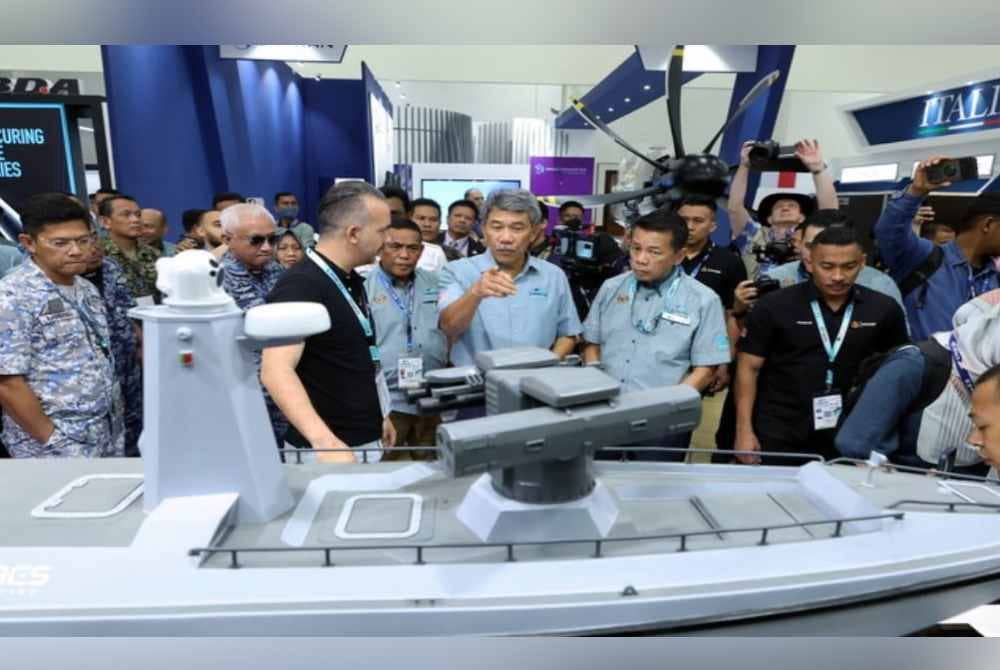 Mohamad Hasan (tengah) ketika meninjau Pameran Maritim dan Aeroangkasa Antarabangsa Langkawi (LIMA'23) di Pusat Pameran Antarabangsa Mahsuri (MIEC). Foto fail Bernama