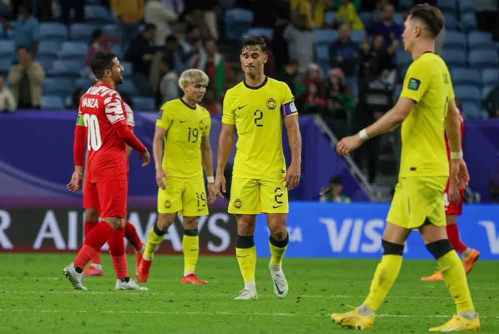 Reaksi Kapten Malaysia, Matthiew Davies selepas perlawanan di antara Malaysia menentang Jordan bagi peringkat Kumpulan E sempena Piala Asia 2023 di Stadium Al Janoub. Foto Bernama