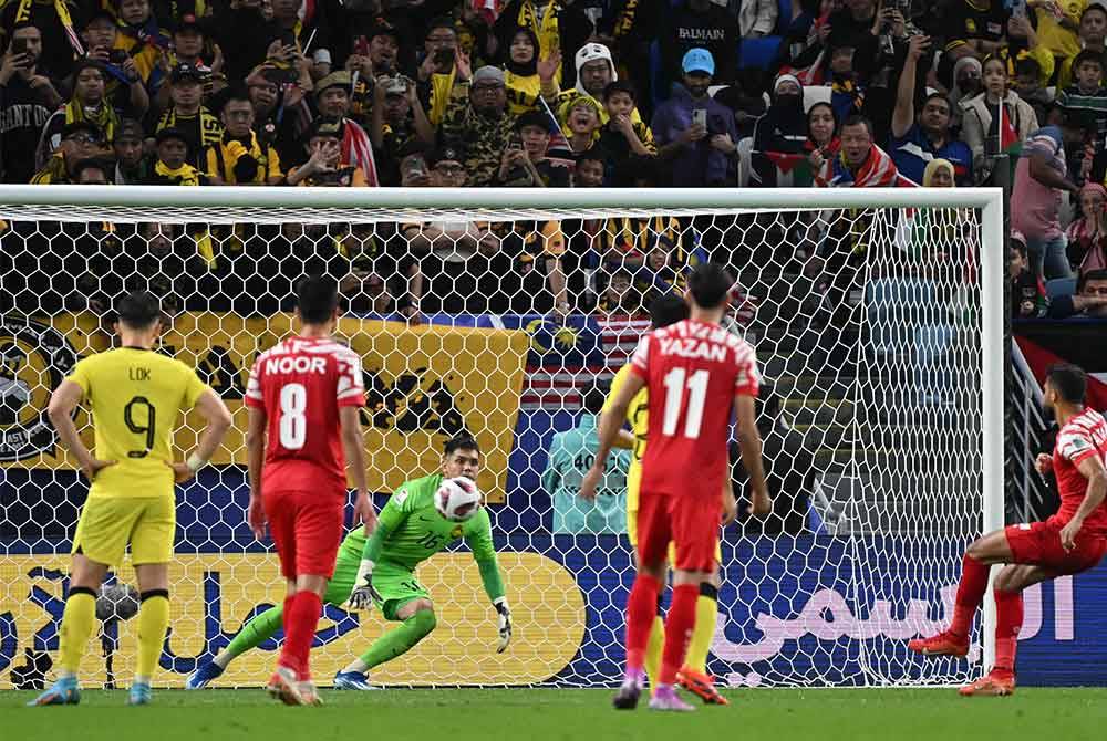Musa al-Tamari menyempurnakan penalti untuk gol kedua Jordan. - Foto AFP
