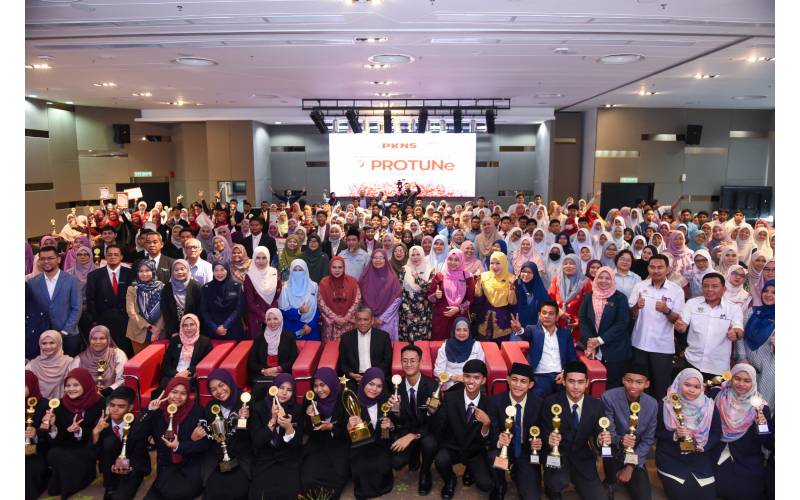 Suhaimi (tengah) bergambar bersama guru dan pelajar dari SMK Bukit Gading yang memenangi pertandingan PROTUNe 2023 bagi kategori Johan Anugerah Syarikat Terbaik, Anugerah Laporan Kewangan Terbaik dan Anugerah Persembahan Terbaik.