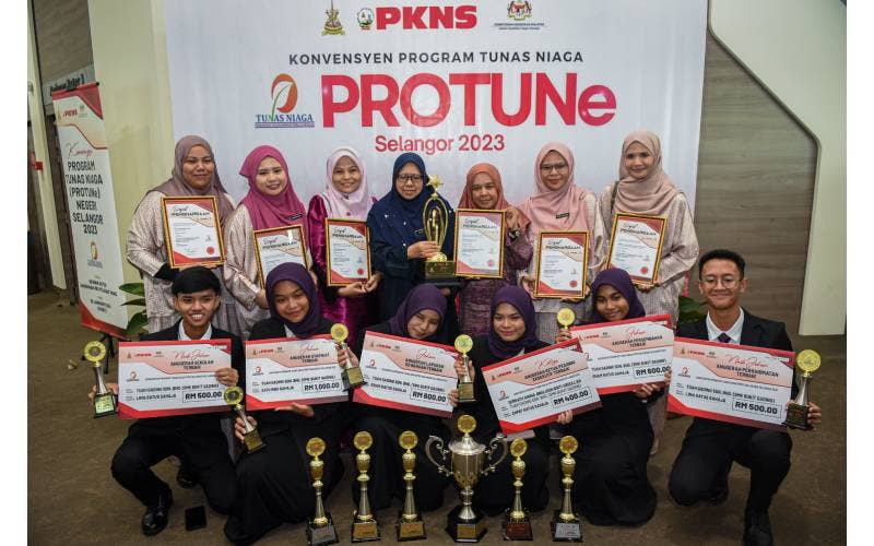 Pelajar dan guru pembimbing SMK Bukit Gading menunjukkan pelbagai anugerah yang diperoleh mereka sempena Konvensyen PROTUNe 2023.