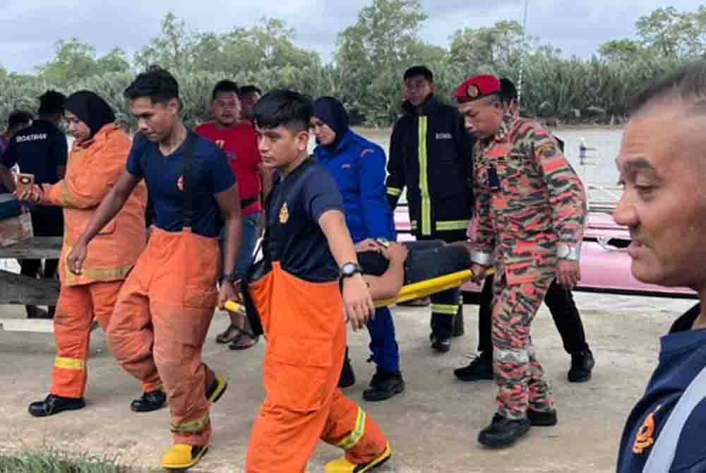 Dua mangsa yang berjaya diselamatkan dibawa ke daratan sebelum dihantar ke hospital. FOTO: Polis Setiu