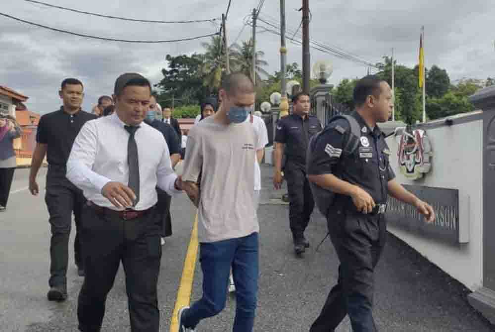 Kesemua tertuduh diiringi polis sebaik tiba di mahkamah pada Selasa.