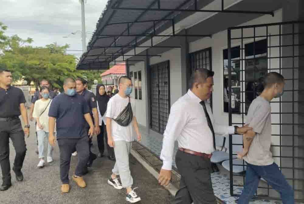 Lima individu termasuk sepasang suami isteri mengaku tidak bersalah di Mahkamah Majistret di sini pada Selasa atas pertuduhan penipuan dalam menawarkan pinjaman wang tidak wujud secara dalam talian, tahun lalu.