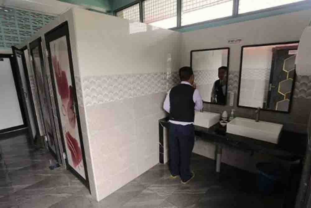 Seorang murid menggunakan tandas yang telah di baik pulih ketika tinjauan di Sekolah Kebangsaan Air Hitam Labu, Tronoh Mines di Kampar, Perak. Foto Bernama