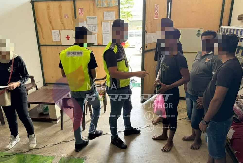 Anggota imigresen Johor melakukan pemeriksaan terhadap warga asing dalam serbuan dilakukan di sembilan premis di Muar dan Mersing pada Isnin dan Selasa.