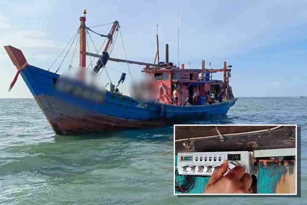 Sebuah bot nelayan ditahan kerana memiliki alat komunikasi tidak berdaftar di kedudukan sekitar 2.6 batu nautika barat daya muara Kuala Kedah, di sini, pada Isnin. Alat komunikasi tidak berdaftar yang dikesan digunakan sebuah bot nelayan di kedudukan sekitar 2.6 batu nautika barat daya muara Kuala Kedah, di sini, pada Isnin.