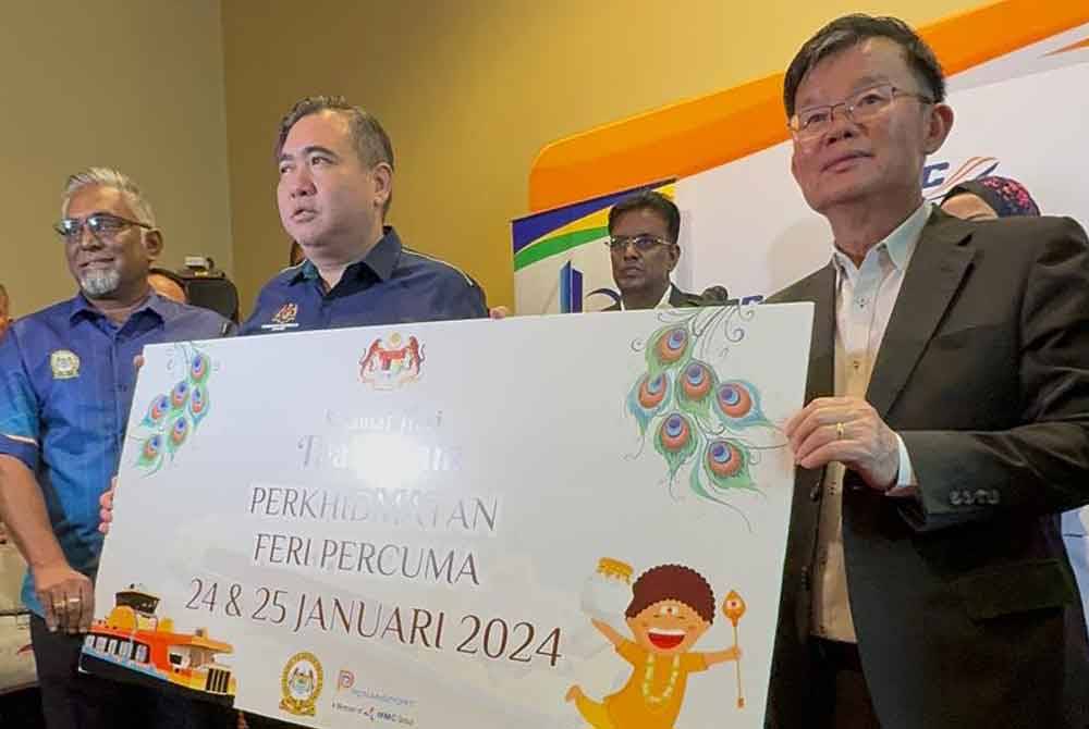 Anthony (dua dari kiri) mengumumkan perkhidmatan feri di Pulau Pinang akan diberikan secara percuma bermula jam 12.01 tengah malam 24 Januari hingga 2 pagi 26 Januari ini.