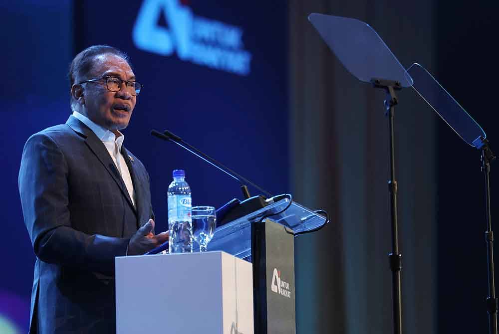 Anwar berucap merasmikan Artificial Intelligence (AI) Untuk Rakyat di Pusat Kebudayaan dan Kesenian Sultan Salahuddin Abdul Aziz Shah, Universiti Putra Malaysia (UPM). Foto Bernama