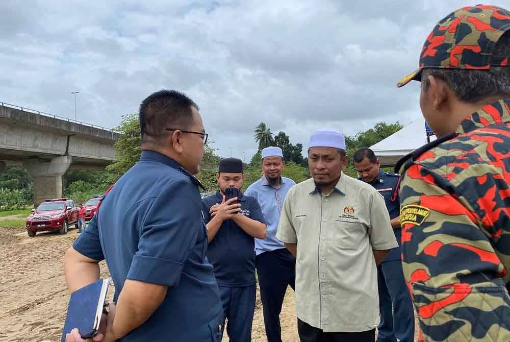 Zainal (kiri) menyuarakan cadangan pembinaan penghalang kepada kepimpinan negeri.
